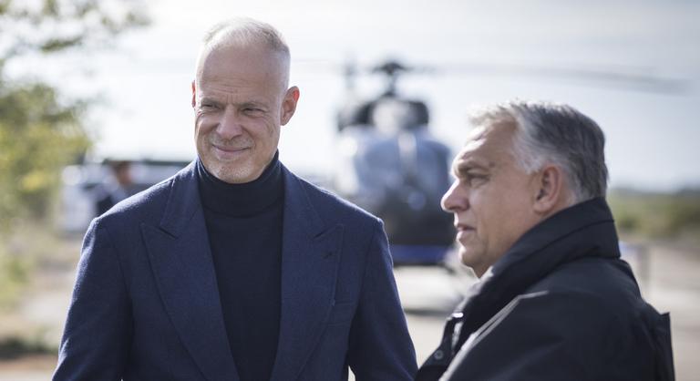 Orbán Viktor a második legerősebb NATO-tagállamba utazott, a repülőn árulta el, hogyan kell gyorsan aludni