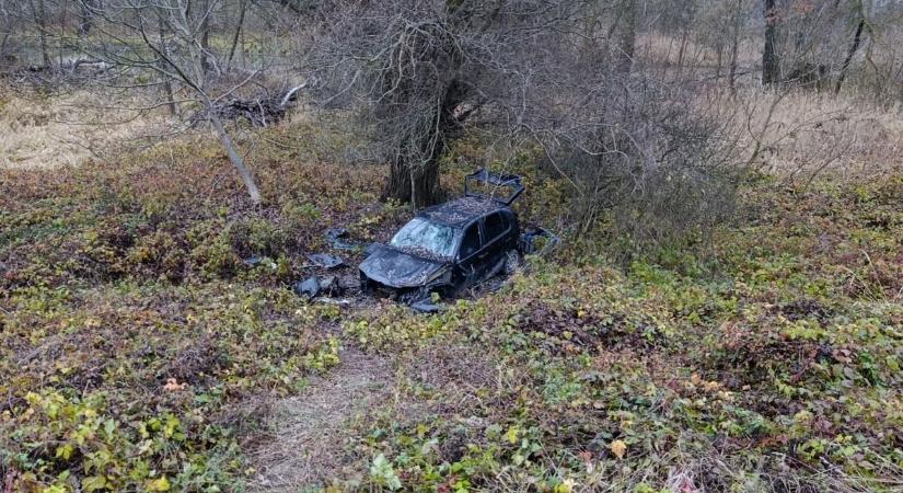 Elhagyatott kocsi hever az árok mélyén Győrben - fotóval