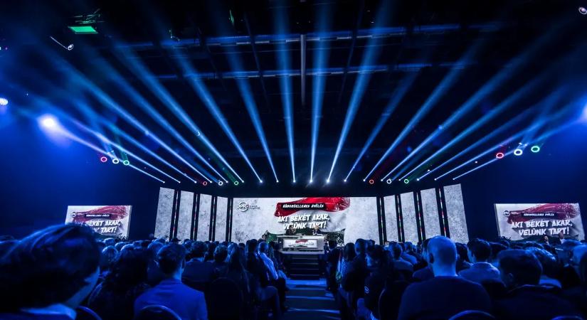 Takács Péter a kecskeméti Háborúellenes Gyűlésen: "Háborús pszichózis van Európában"