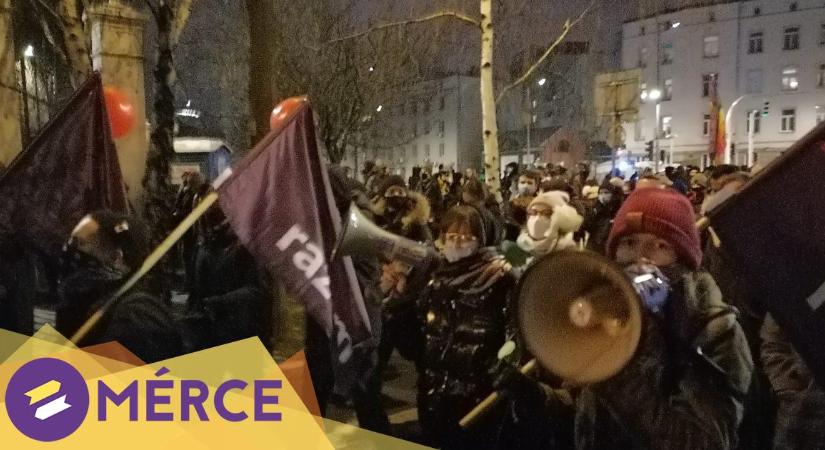 A lengyel kormány életbe lépteti az abortuszt ellehetetlenítő törvényt, 47 városban tüntetnek a nők