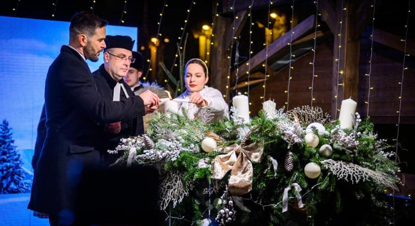 Fellobbant a remény lángja a város koszorúján – fotókkal, videóval