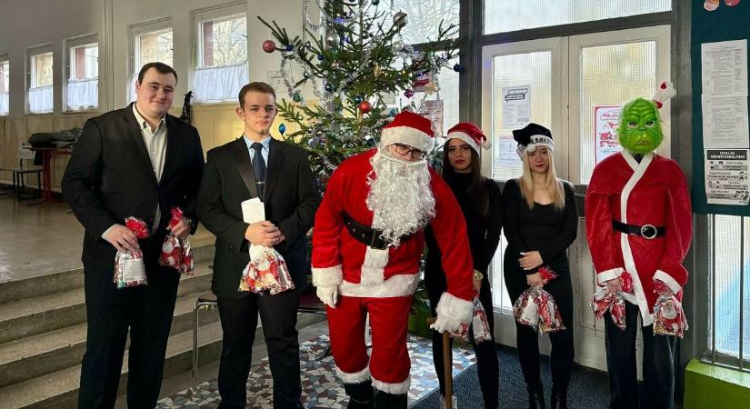 Megérkezett a Mikulás a pécsi diákokhoz is, ezúttal Grincs is jó fej volt (FOTÓK)