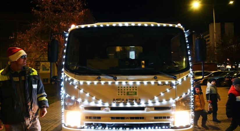 Este lett a leglátványosabb a szemétszállítás – ilyen volt az ünnepi kukásautó – videóval