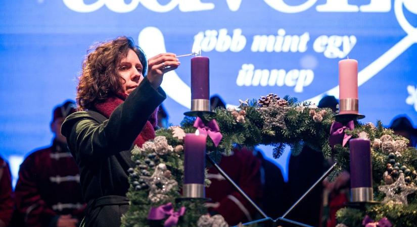 Már ég a második adventi gyertya is a Dobó téren