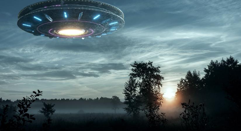 A webkamera leplezte le: különös UFO-k bukkantak fel az éjszakai égbolton