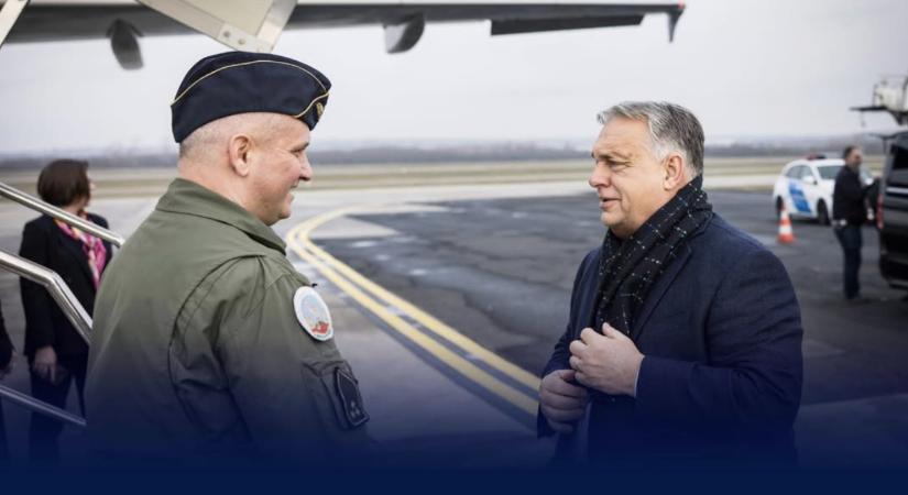 Orbán Viktor az Isztambulba tartó gép fedélzetéről jelentkezett be