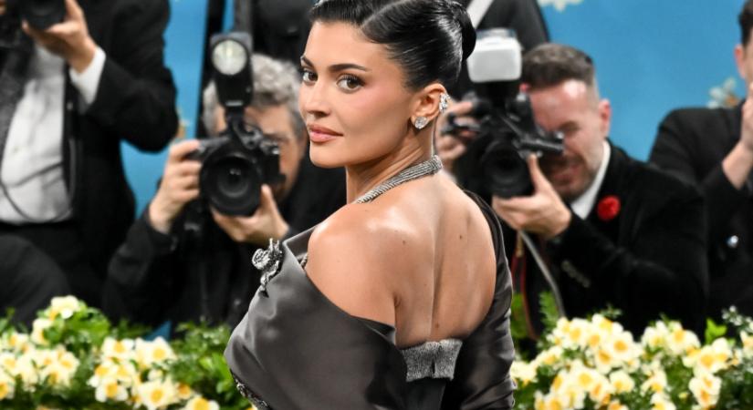 Kylie Jenner ebben a tüzes piros bőrdzsekiben indította be az ünnepi szezont