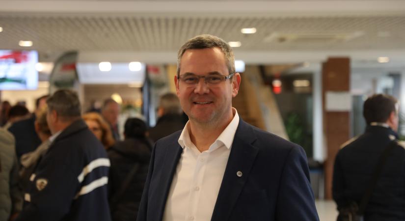 Takács Péter a kecskeméti Háborúellenes Gyűlésen: Egy háborús pszichózis van Európában