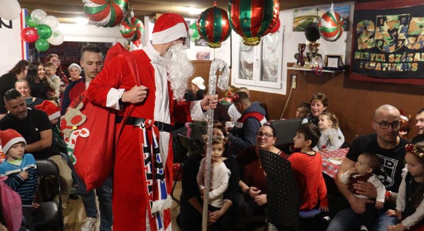 A Mikulás mellett játékosok lepték meg a Videoton legkisebb szurkolóit (videóval)