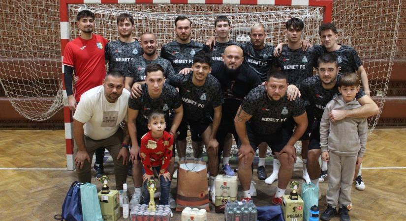 Az erdőtelkiek puttonyát pakolta tele a Mikulás  galéria  videók