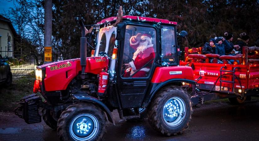 Ilyen felvonulást ritkán látni! Ünnepibe öltöztek a traktorok - galériával