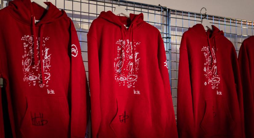 „Mindig elkapkodják előlem” – hatalmas siker az Orbán-firkás pulóver a Háborúellenes Gyűlésen