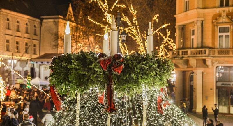Már a második gyertya lángja is ég az adventi koszorún