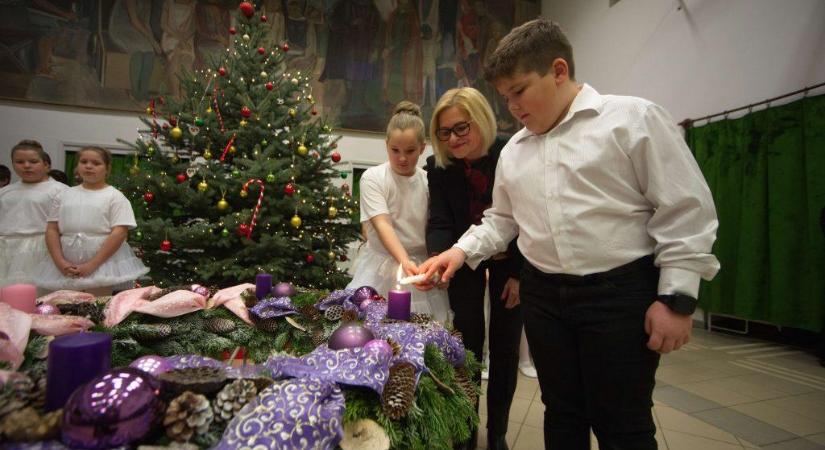 A reményt szimbolizálva lobbant fel a második adventi gyertya