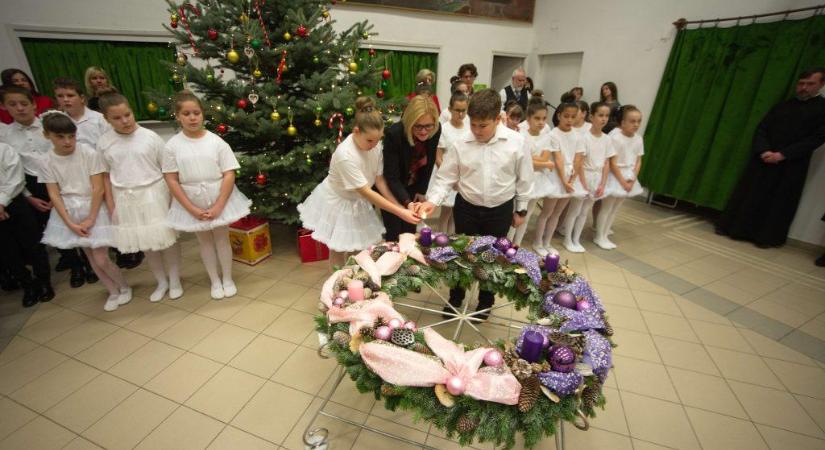 A Körzeti Iskola szívhez szóló műsora előtt lobbant fel a remény lángja – fotókkal