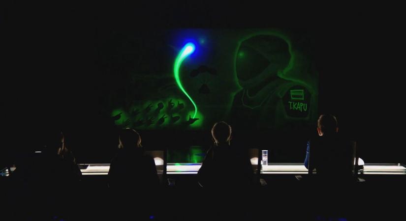 Fénnyel festeni egy vászonra? A Csillag Születik művésze sosem látott festményt alkotott