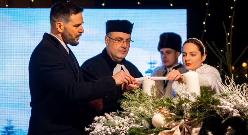 Háború és béke – meggyújtották a második gyertyát Debrecen adventi koszorúján
