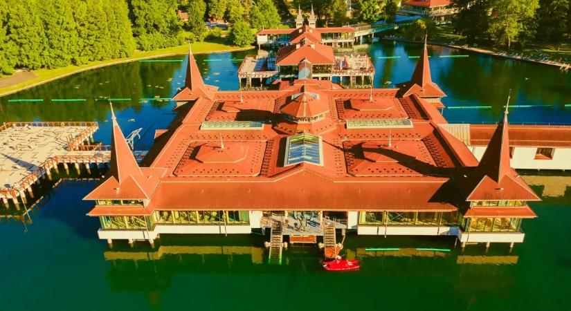 2027-ben lebontanák a Hévízi Tófürdő központi fürdőházát