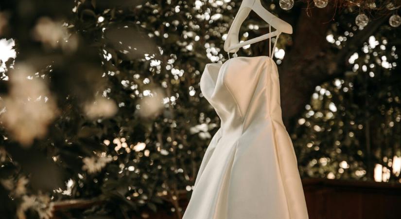 Virtuálisan vett részt az ifjú pár az esküvőn, miután törölték a járatukat