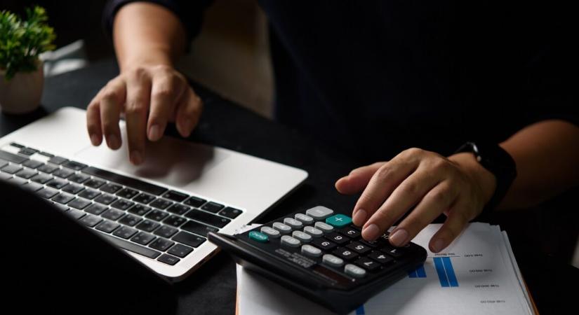 Egy férfi azzal fenyegetőzik, hogy nem fizeti tovább szülei jelzáloghitelét és számláit