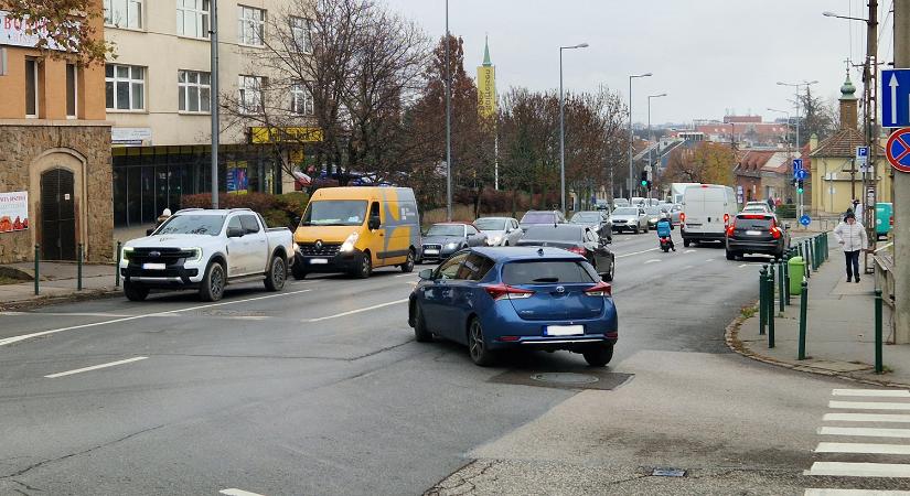 Sok magyar autós nem tudja ezt a kanyarodási szabályt