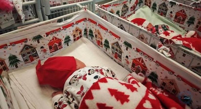 Ennél cukibbat ma nem látsz: az esztergomi kórház babái kaptak ajándékot
