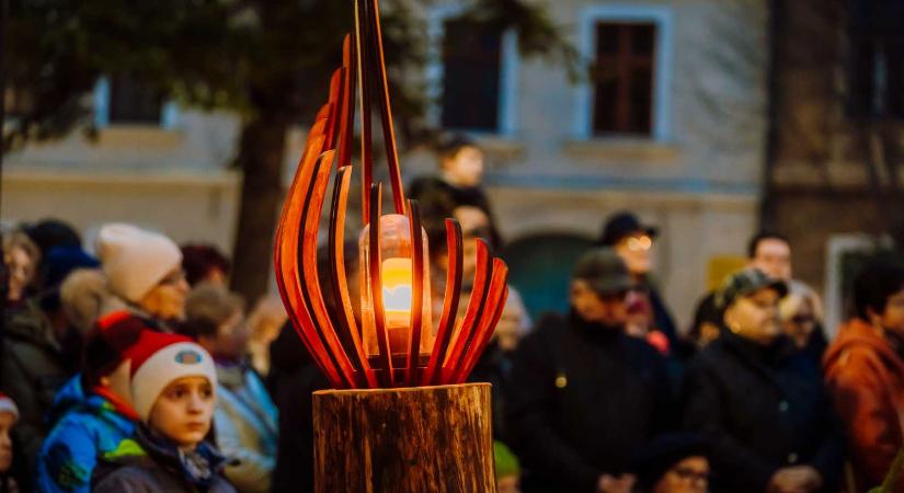 A remény gyertyája lobbant fel Marosvásárhely óriás adventi koszorúján
