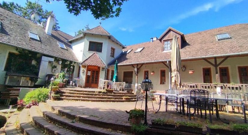 Eladó egy idősek otthona Győrben, fotókon mutatunk parkot, szobát és medencét is