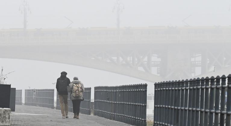 Marad a nyirkos szürkeség: köd, pára és szitálás uralja a hetet