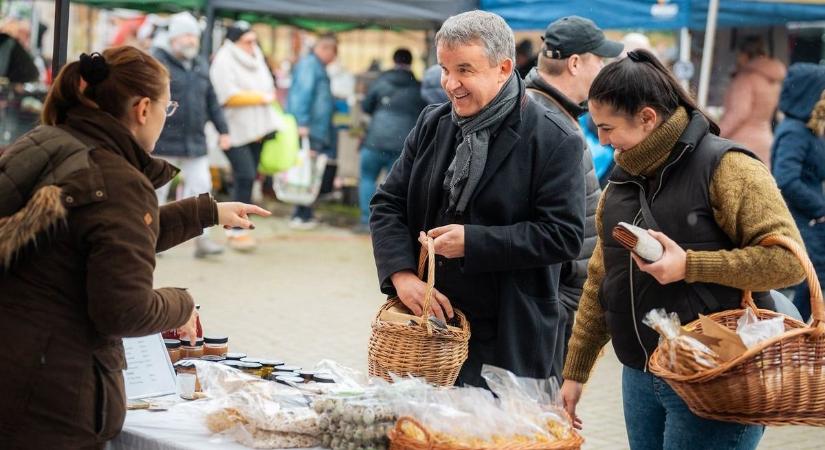 Adventi forgatag Bogyiszlón: a honatya is a Hóci parton vásárolt