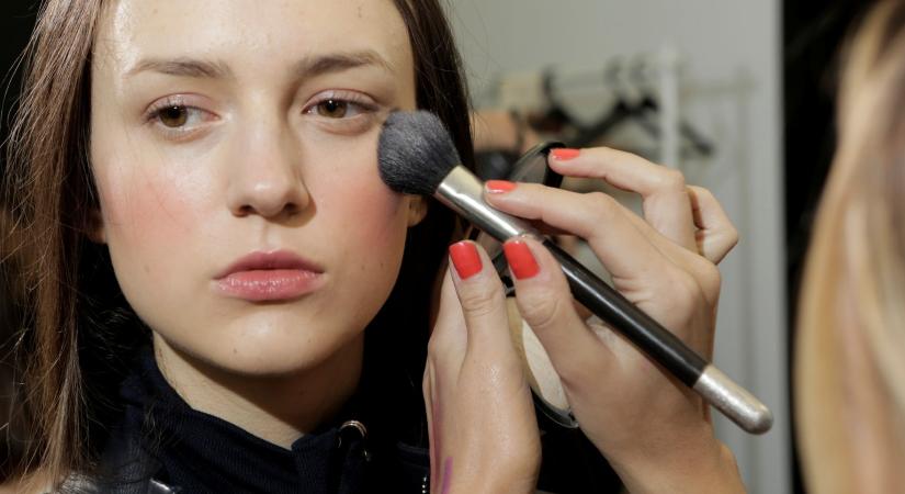 A Marie Antoinette pirosítótrend a tél legromantikusabb beauty-őrülete. Kipróbálod?