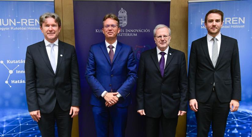 A köztársasági elnöknél és a jegybankelnöknél is magasabb fizetést visznek haza HUN-REN felső vezetői