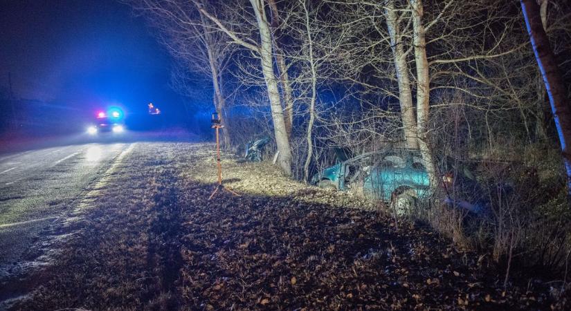 Árokba hajtott egy autó a Balatonnál - mentő a helyszínen