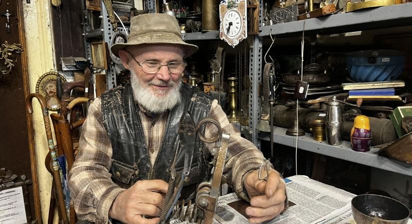 Különleges hangszerrel csal mosolyt sétálók arcára Molnár Miklós, de róla mégis alig tudunk valamit