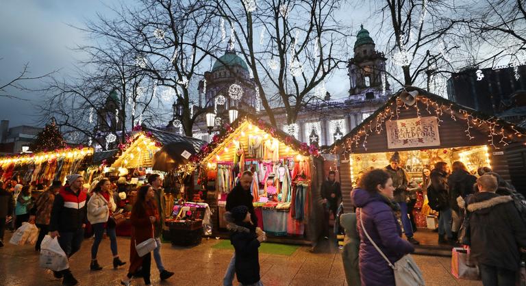 Kitiltották a mesterséges intelligencia felhasználásával készített ajándéktárgyakat egy karácsonyi vásárról