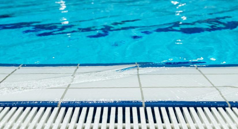 Nem vették észre, hogy elmerült egy hároméves kisfiú a KSC úszóedzésén, újra kellett éleszteni