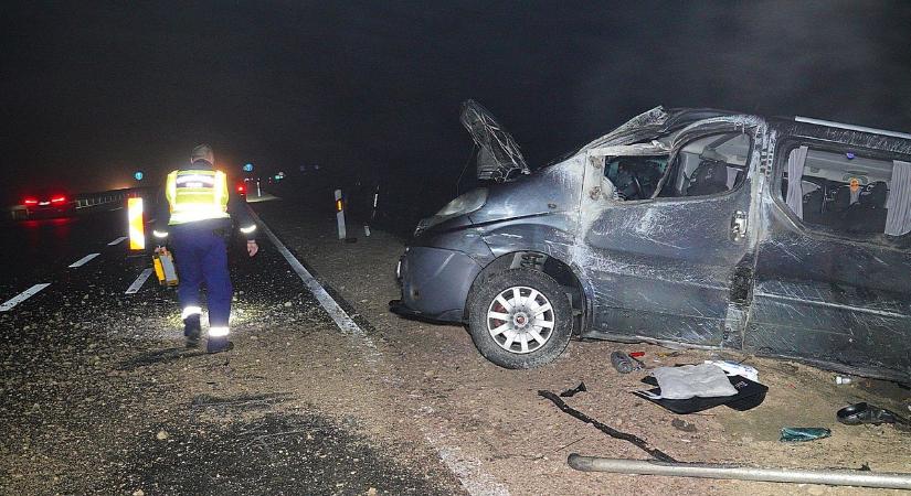 Egy kisbusz és vontatmánya csapódott az árokba az M5-ös autópályán, négyen megsérültek – fotókkal
