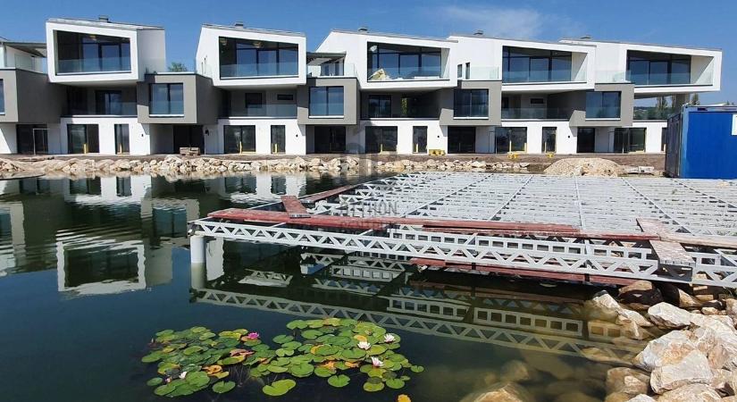 Mindenki erről álmodik: ilyen egy igazi Balaton-parti luxuslakás saját stranddal (galéria)