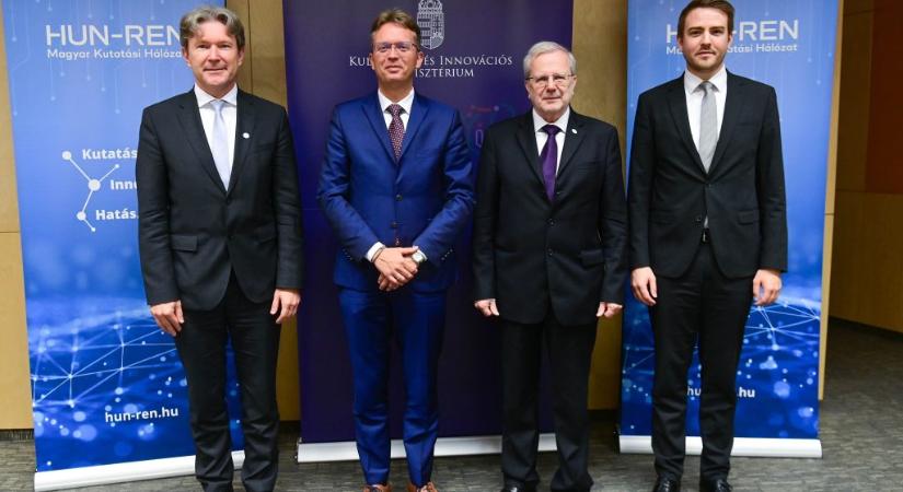 A köztársasági elnöknél és a jegybankelnöknél is többet keresnek havonta a HUN-REN felső vezetői