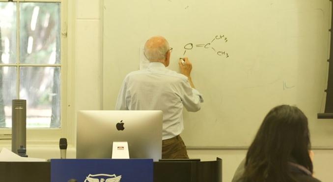 Nobel-díjat nyert, majd bement megtartani az óráját az egyetemen