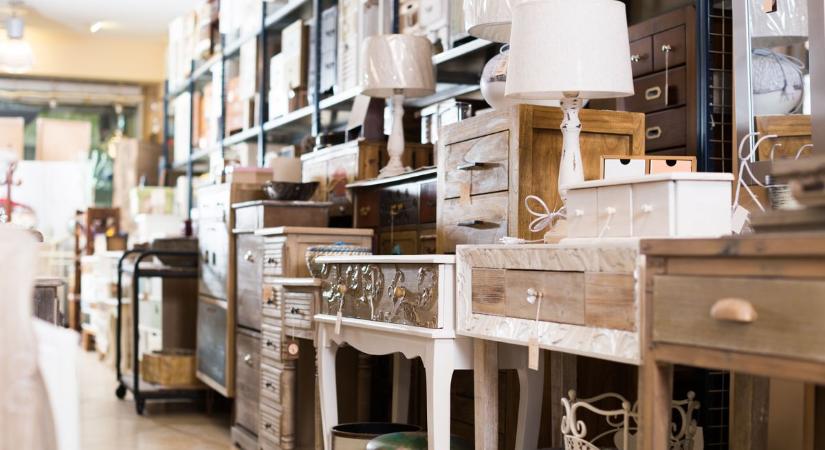 Milliókat harácsolt össze a magát használtbútor-kereskedőnek kiadó vasi csaló