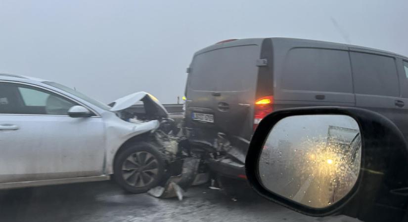 Hatalmas köd és torlódás az M1-en