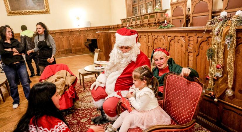 Nem érkezett üres kézzel a városházára sem a Mikulás