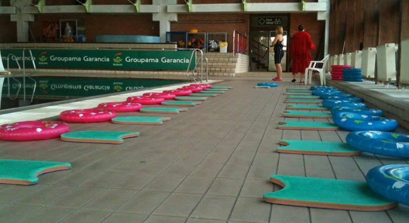 Újra kellett éleszteni egy három éves kisfiút a kőbányai úszóiskolában, az apa azt állítja, az edzők nem tudták megmondani, mi történt a gyerekkel