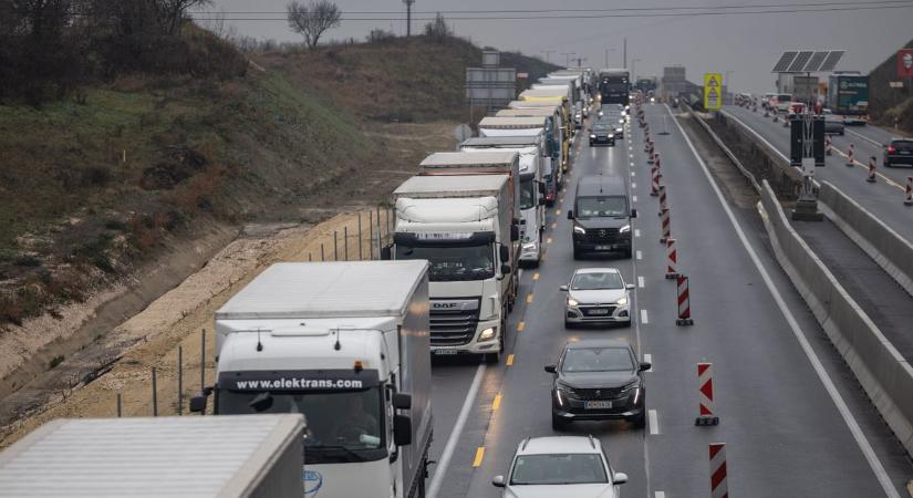Dupla baleset az M1-esen, mindkét irányba megbénult a forgalom