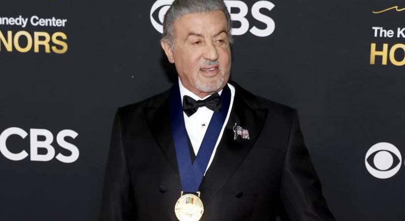 Sylvester Stallone sétabottal a kezében lépett a vörös szőnyegre: erre eddig sosem volt példa