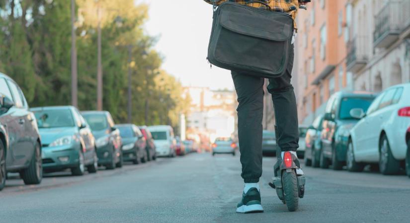 Végleg kitilthatják a gyors elektromos rollereket a közutakról