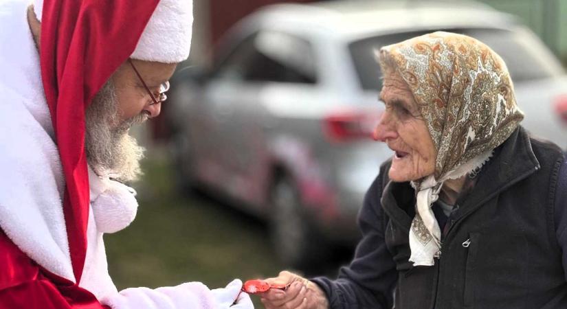 Rászorulókat ajándékozott meg a Hargita Megyei Vöröskereszt Mikulása