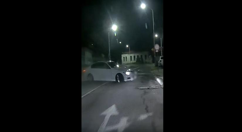 Házfalba csapódott egy tapolcai driftelő BMW-s