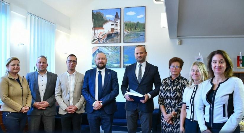 A jövő a tét! Együtt tervezik a megújuló hévízi Tófürdőt